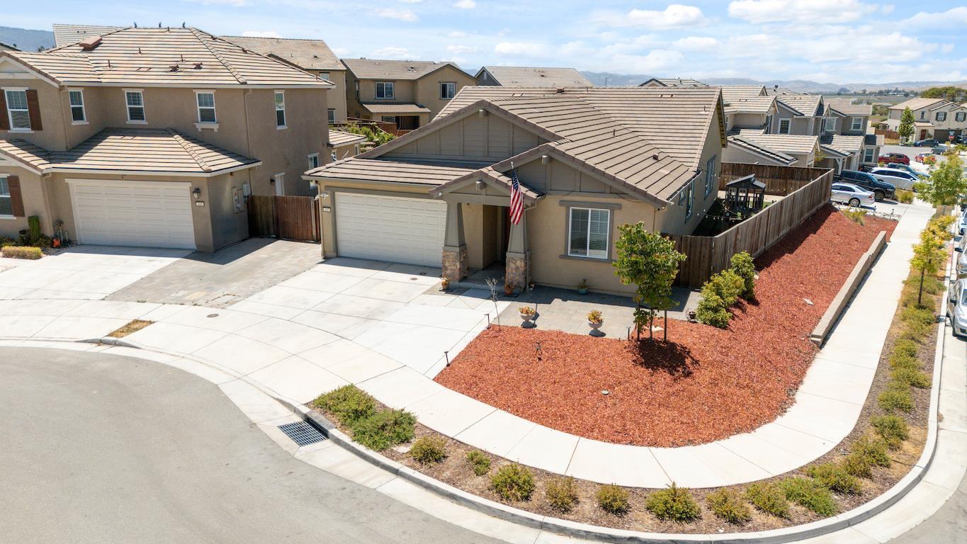 Detail Gallery Image 2 of 47 For 410 Thistle Ct, Hollister,  CA 95023 - 4 Beds | 3 Baths