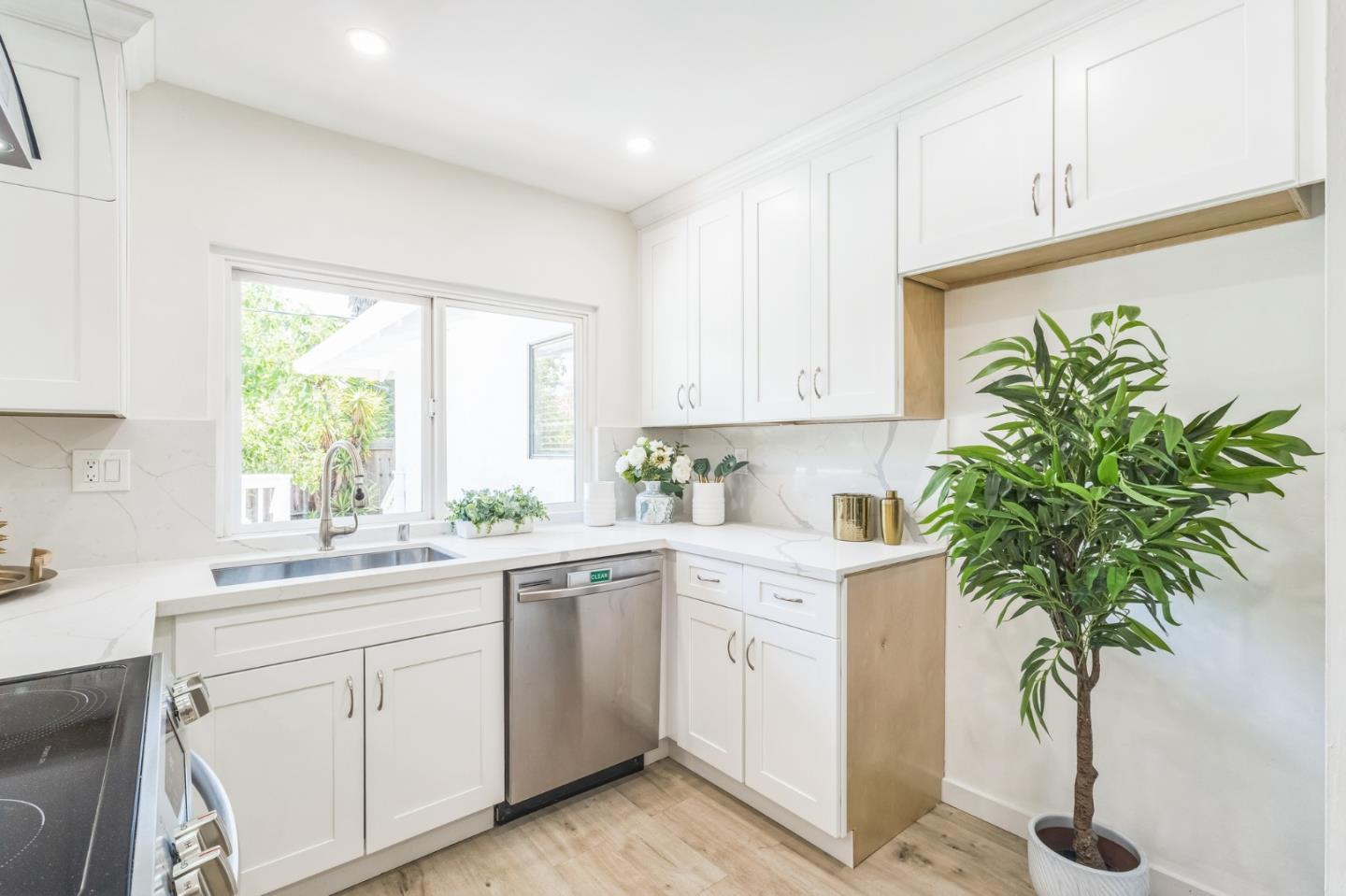 Detail Gallery Image 16 of 34 For 5726 San Lorenzo Dr, San Jose,  CA 95123 - 4 Beds | 2 Baths