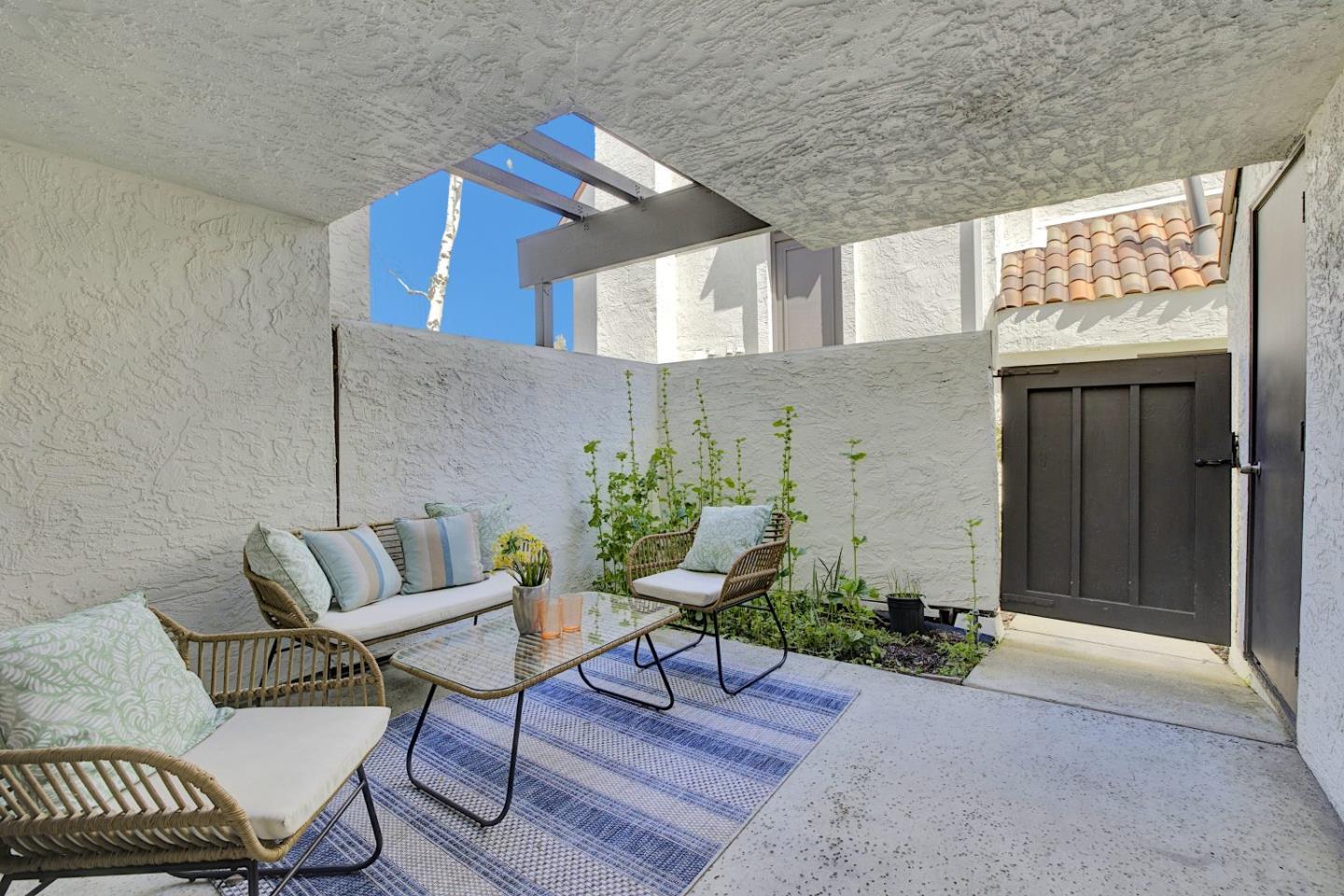 Detail Gallery Image 3 of 39 For 19980 Portal Plz, Cupertino,  CA 95014 - 2 Beds | 2/1 Baths