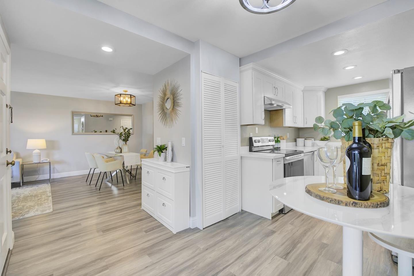 Detail Gallery Image 7 of 39 For 19980 Portal Plz, Cupertino,  CA 95014 - 2 Beds | 2/1 Baths