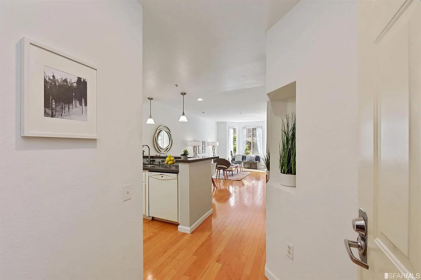 Detail Gallery Image 3 of 11 For 260 Caldecott Ln, Oakland,  CA 94618 - 1 Beds | 1 Baths