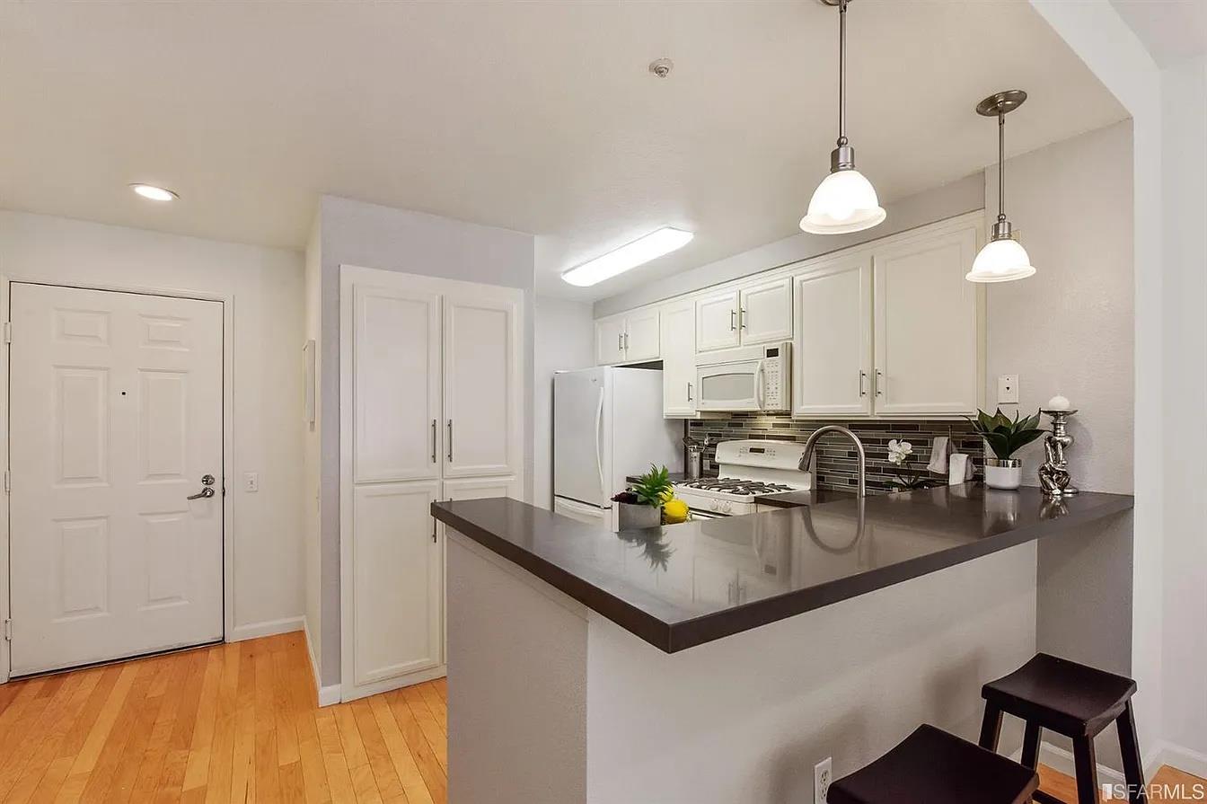 Detail Gallery Image 5 of 11 For 260 Caldecott Ln, Oakland,  CA 94618 - 1 Beds | 1 Baths