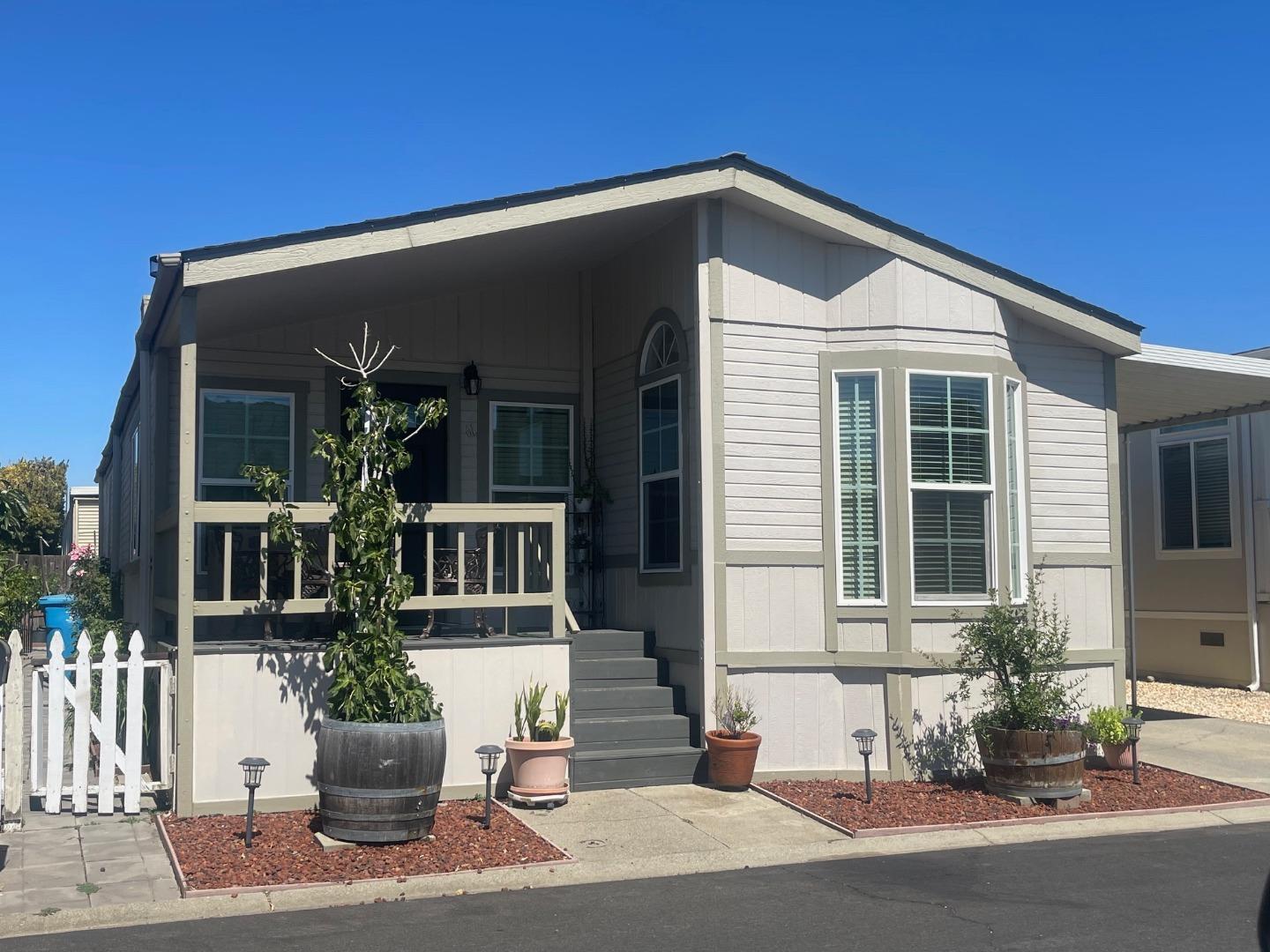 Detail Gallery Image 1 of 1 For 500 W 10th St #61,  Gilroy,  CA 95020 - 3 Beds | 2 Baths