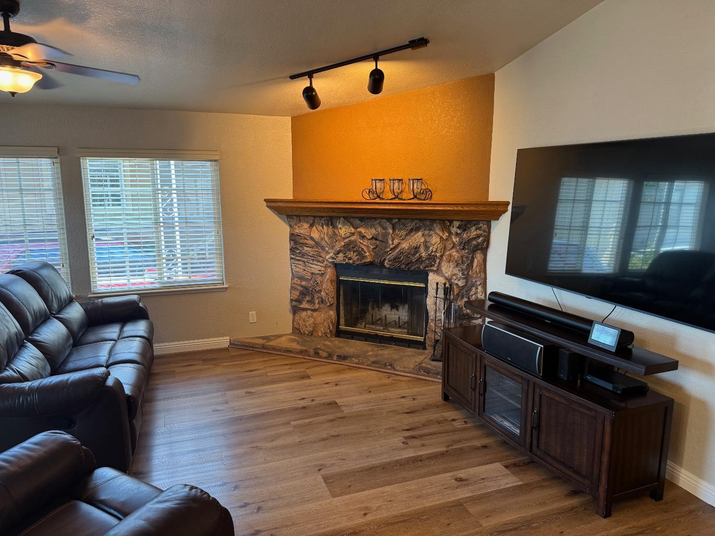 Detail Gallery Image 2 of 9 For 500 W 10th St #61,  Gilroy,  CA 95020 - 3 Beds | 2 Baths