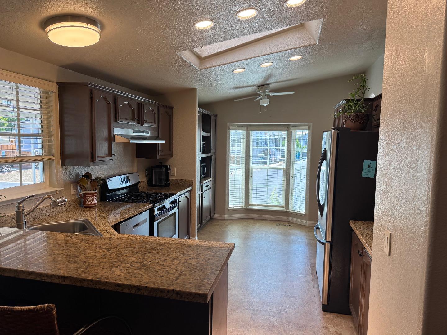 Detail Gallery Image 3 of 9 For 500 W 10th St #61,  Gilroy,  CA 95020 - 3 Beds | 2 Baths