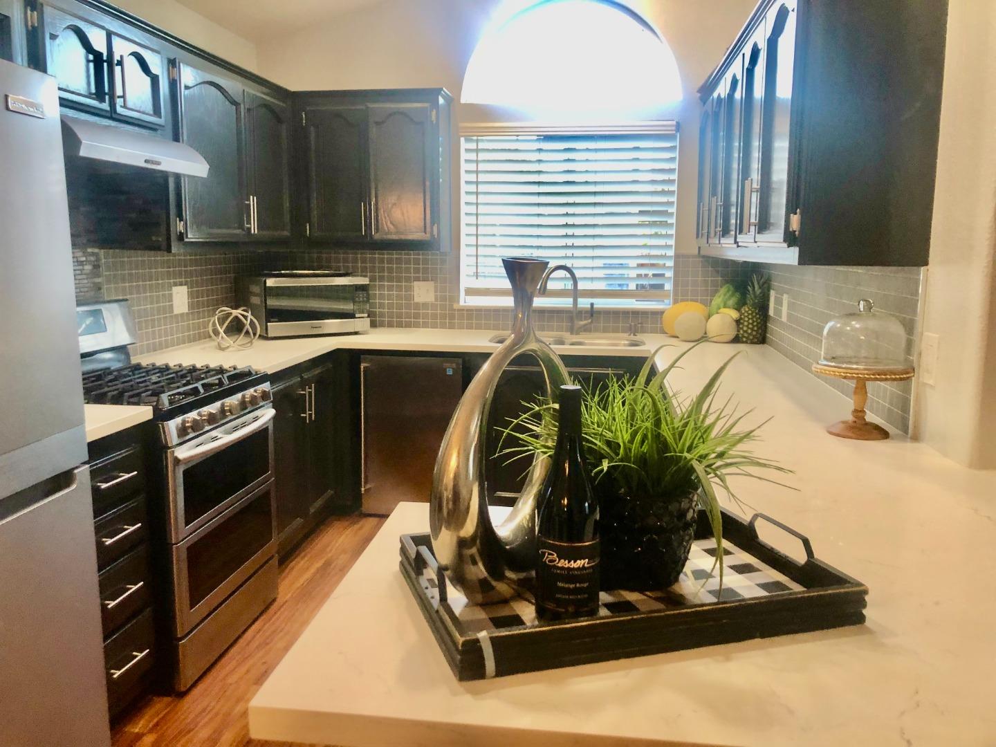 Detail Gallery Image 3 of 8 For 70 Chestnut #70,  Hollister,  CA 95023 - 3 Beds | 2 Baths