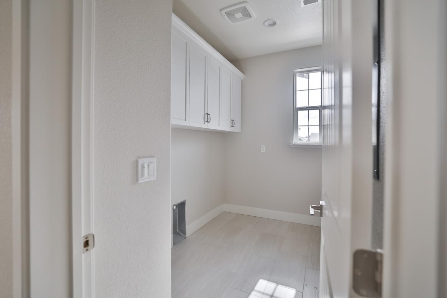 Detail Gallery Image 15 of 26 For 591 Santa Lucia Way, Marina,  CA 93933 - 3 Beds | 2/1 Baths