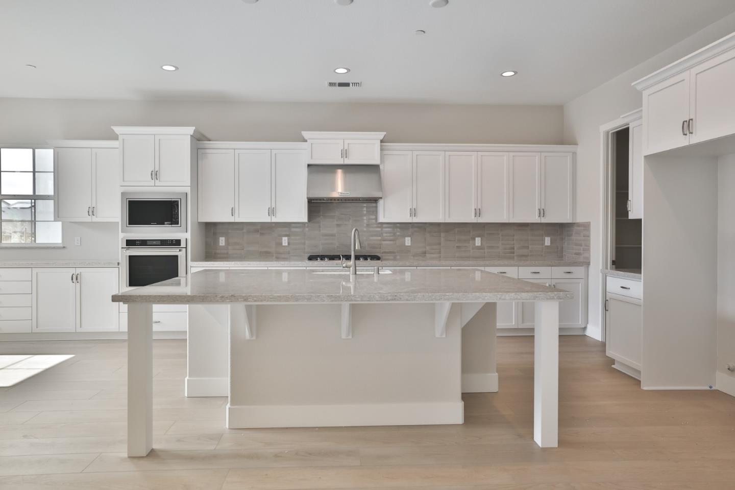 Detail Gallery Image 2 of 26 For 591 Santa Lucia Way, Marina,  CA 93933 - 3 Beds | 2/1 Baths