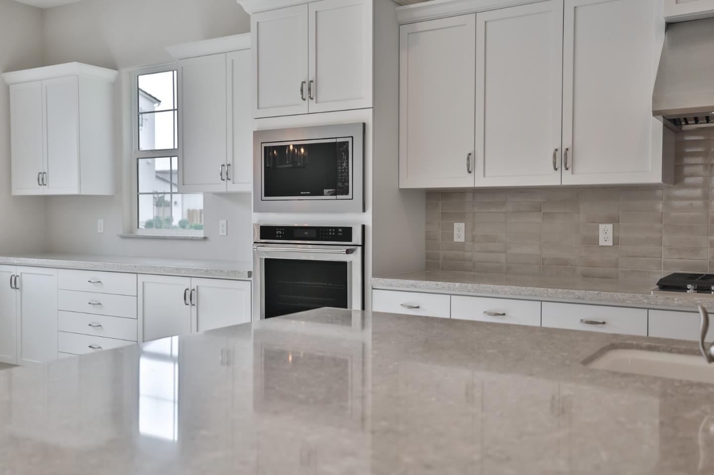 Detail Gallery Image 5 of 26 For 591 Santa Lucia Way, Marina,  CA 93933 - 3 Beds | 2/1 Baths