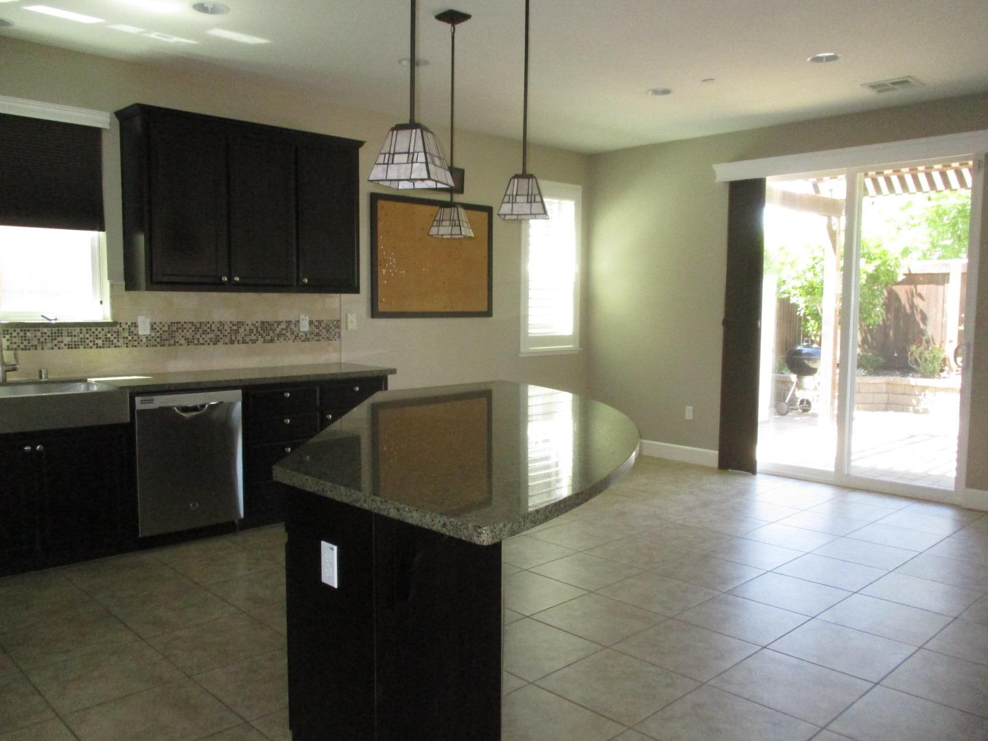Detail Gallery Image 5 of 27 For 381 Windsong Way, Gilroy,  CA 95020 - 4 Beds | 2/1 Baths