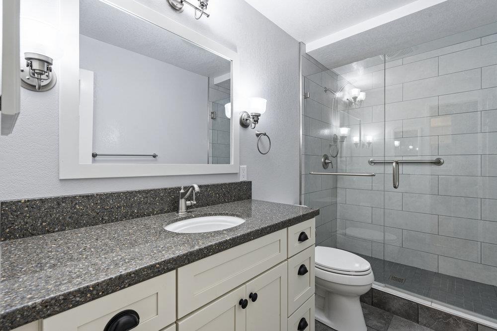 Detail Gallery Image 17 of 36 For 250 Forest Ridge Rd #5,  Monterey,  CA 93940 - 2 Beds | 2 Baths