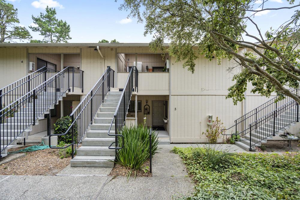 Detail Gallery Image 3 of 36 For 250 Forest Ridge Rd #5,  Monterey,  CA 93940 - 2 Beds | 2 Baths