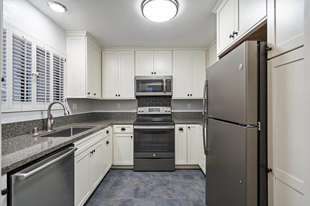 Detail Gallery Image 7 of 36 For 250 Forest Ridge Rd #5,  Monterey,  CA 93940 - 2 Beds | 2 Baths