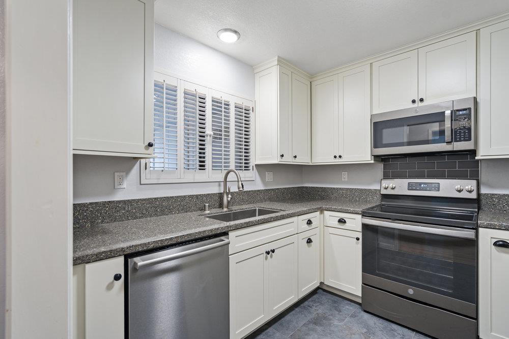 Detail Gallery Image 8 of 36 For 250 Forest Ridge Rd #5,  Monterey,  CA 93940 - 2 Beds | 2 Baths