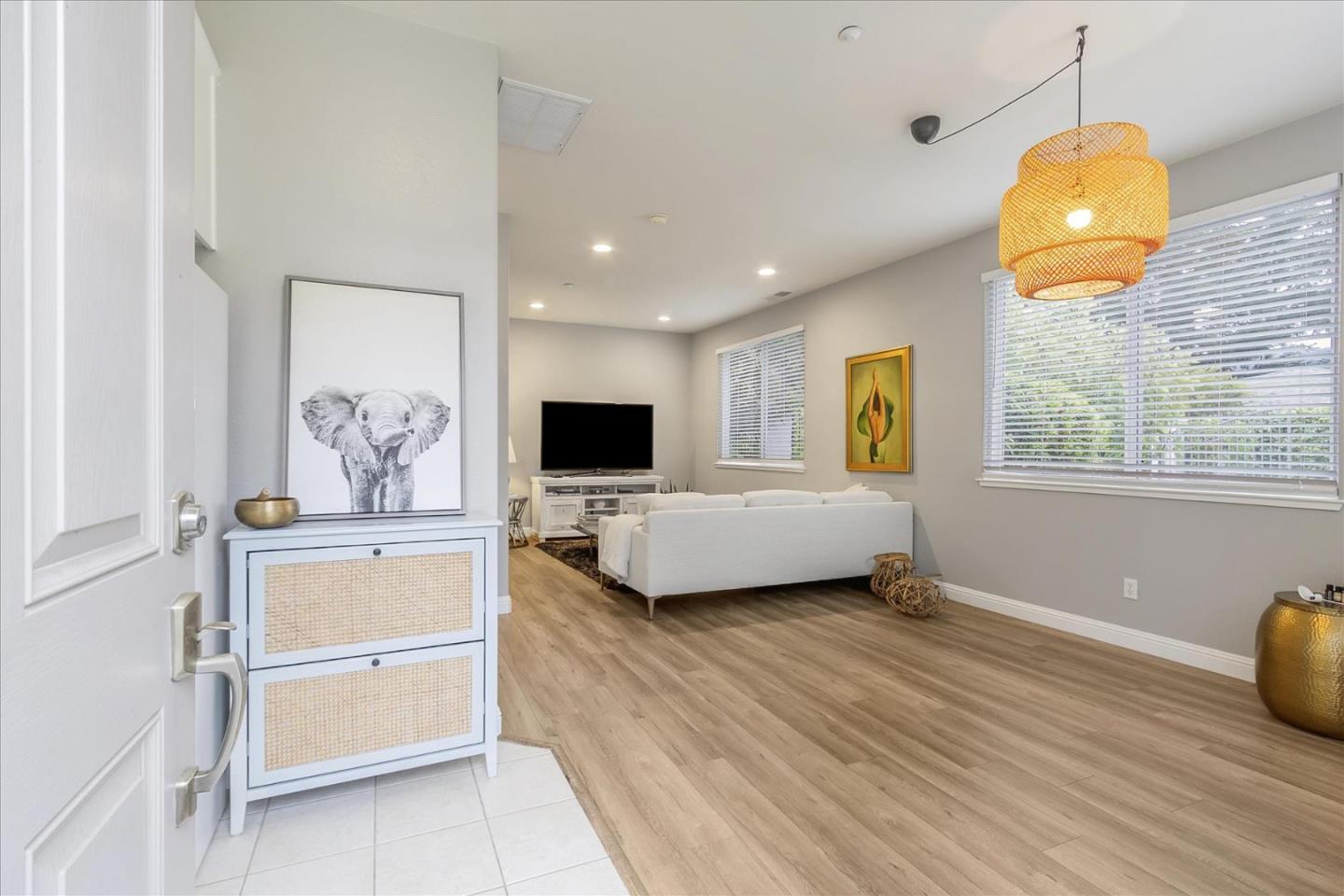 Detail Gallery Image 2 of 10 For 22287 Stevens Creek Blvd #B,  Cupertino,  CA 95014 - 1 Beds | 1 Baths