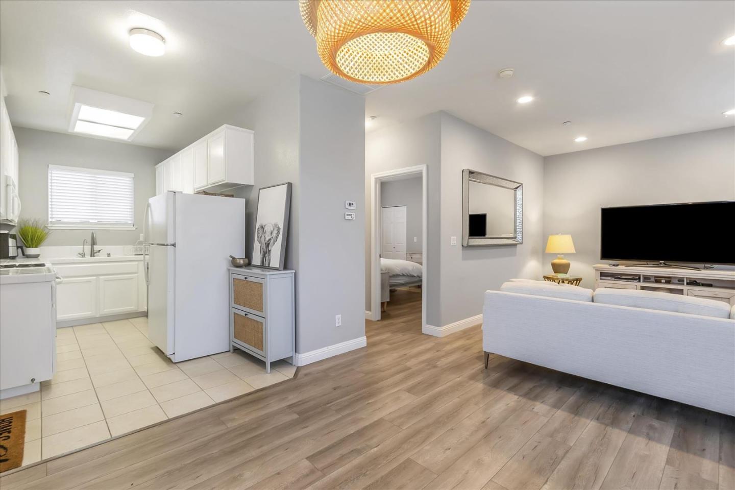 Detail Gallery Image 3 of 10 For 22287 Stevens Creek Blvd #B,  Cupertino,  CA 95014 - 1 Beds | 1 Baths