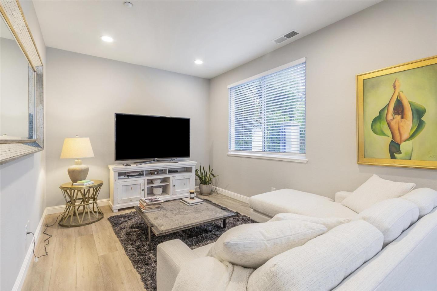 Detail Gallery Image 4 of 10 For 22287 Stevens Creek Blvd #B,  Cupertino,  CA 95014 - 1 Beds | 1 Baths