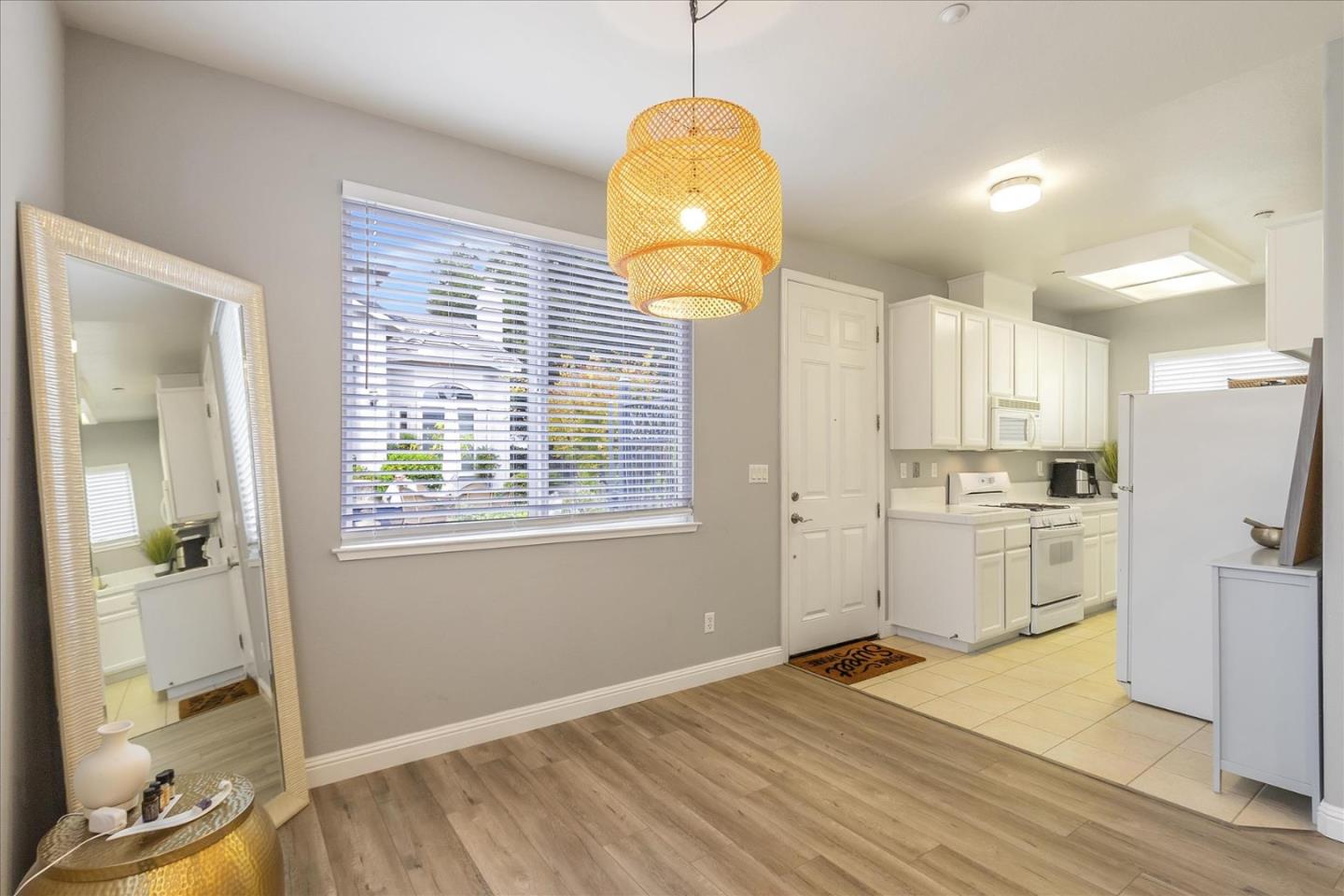 Detail Gallery Image 5 of 10 For 22287 Stevens Creek Blvd #B,  Cupertino,  CA 95014 - 1 Beds | 1 Baths