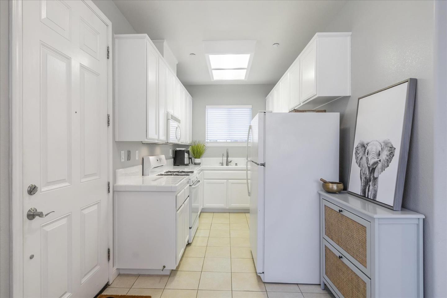 Detail Gallery Image 6 of 10 For 22287 Stevens Creek Blvd #B,  Cupertino,  CA 95014 - 1 Beds | 1 Baths
