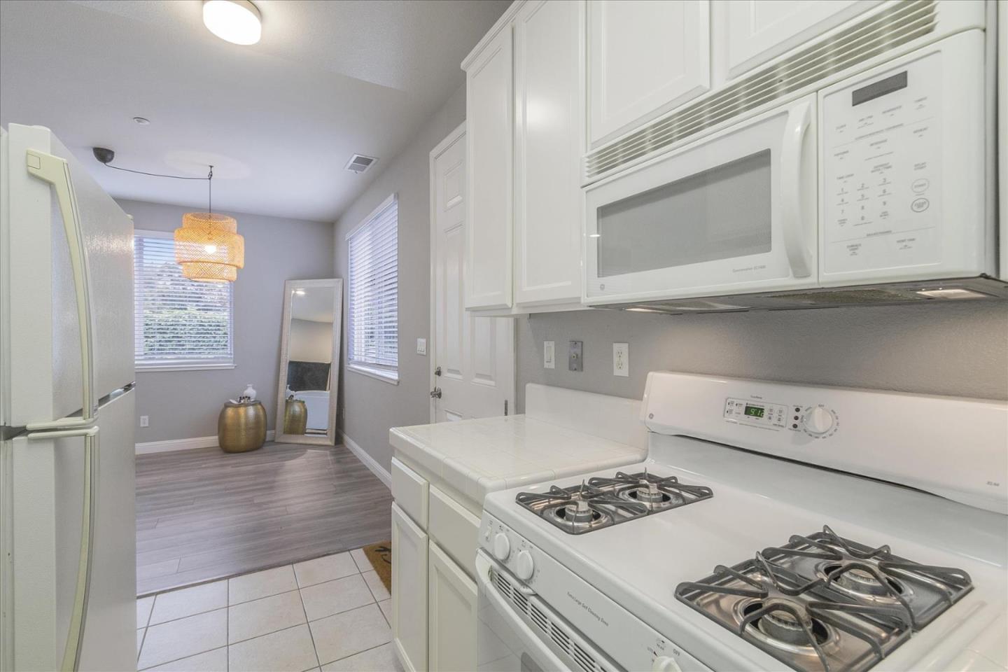 Detail Gallery Image 7 of 10 For 22287 Stevens Creek Blvd #B,  Cupertino,  CA 95014 - 1 Beds | 1 Baths