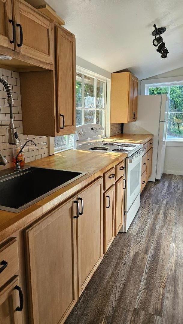 Detail Gallery Image 4 of 14 For 24766 Skyland Rd, Los Gatos,  CA 95033 - 2 Beds | 1 Baths