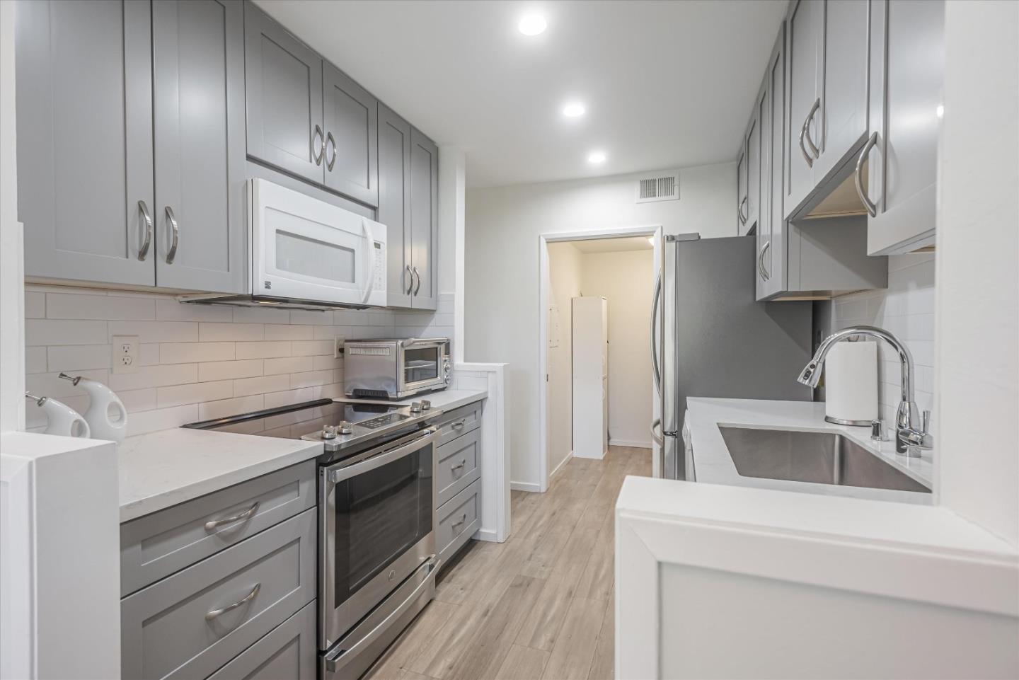 Detail Gallery Image 9 of 40 For 3334 Brittan Ave #9,  San Carlos,  CA 94070 - 2 Beds | 2 Baths