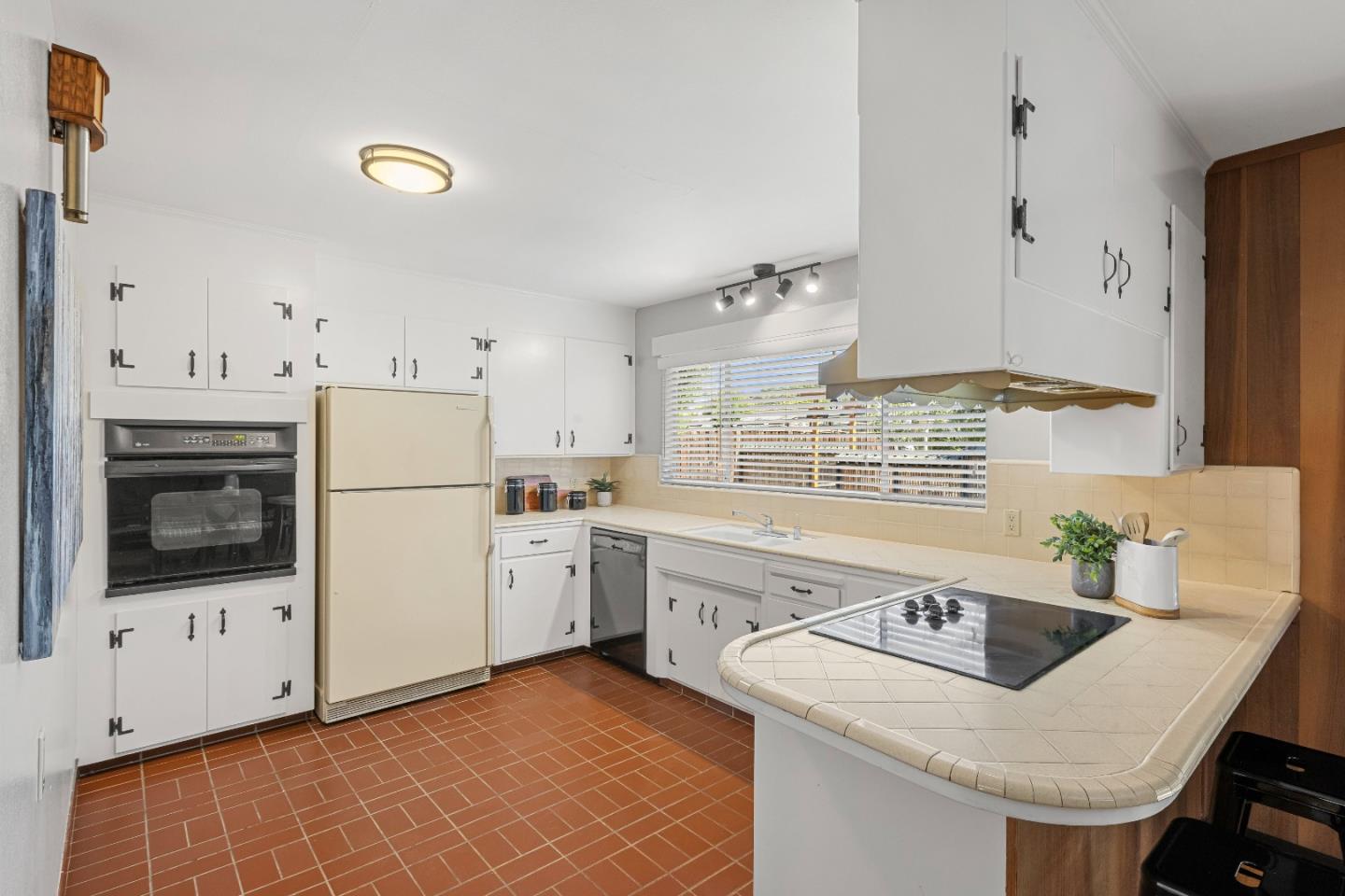 Detail Gallery Image 11 of 25 For 2184 Coronet Dr, San Jose,  CA 95124 - 4 Beds | 2/1 Baths