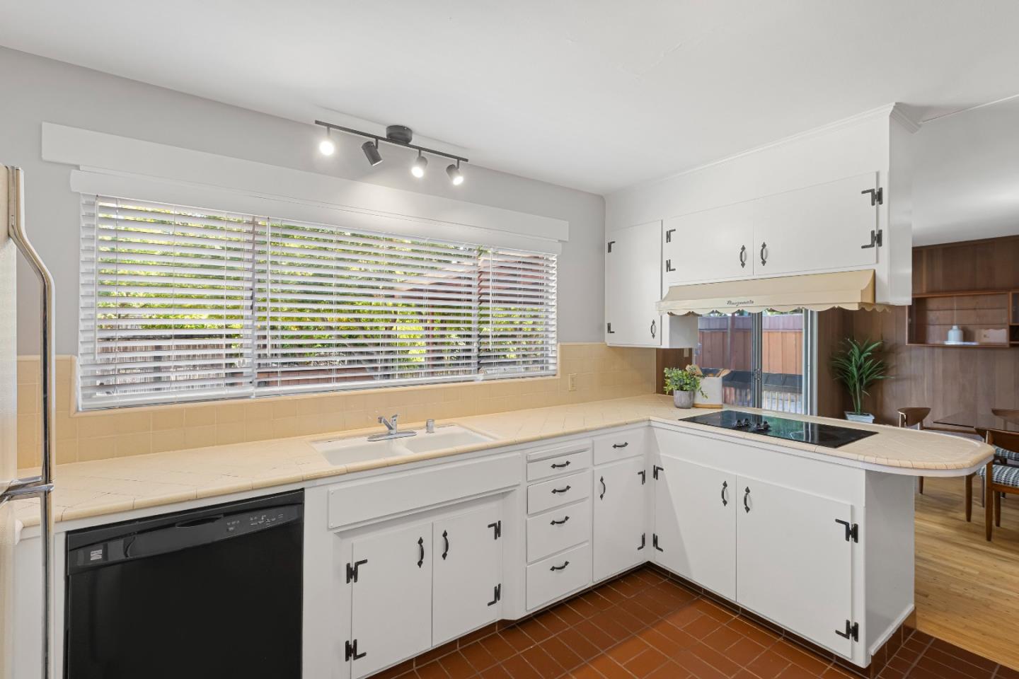 Detail Gallery Image 12 of 25 For 2184 Coronet Dr, San Jose,  CA 95124 - 4 Beds | 2/1 Baths
