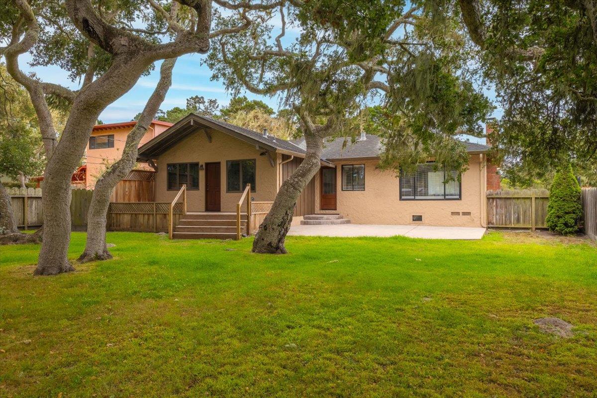 Detail Gallery Image 1 of 22 For 712 Sunset Dr, Pacific Grove,  CA 93950 - 3 Beds | 2 Baths