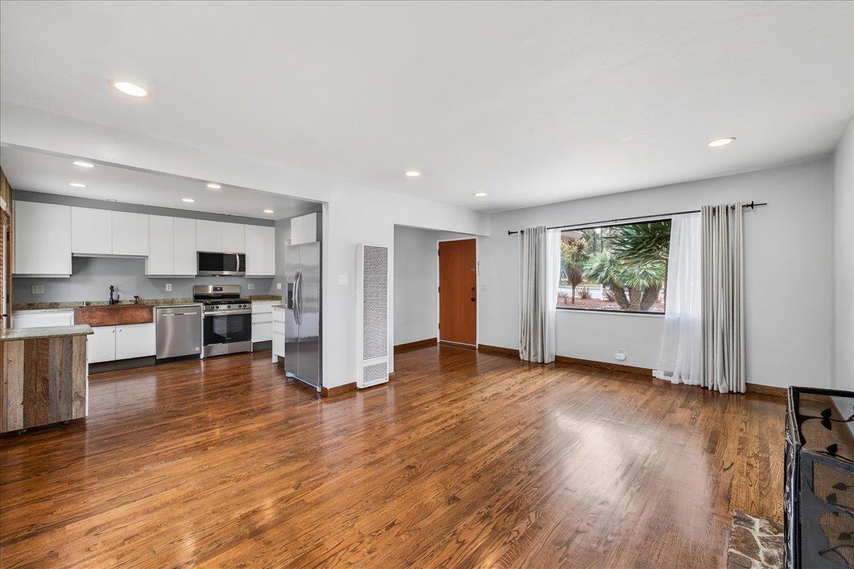 Detail Gallery Image 10 of 22 For 712 Sunset Dr, Pacific Grove,  CA 93950 - 3 Beds | 2 Baths