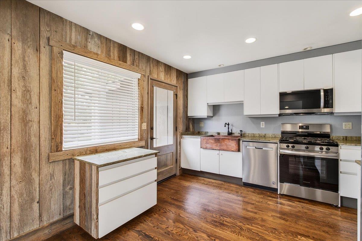 Detail Gallery Image 12 of 22 For 712 Sunset Dr, Pacific Grove,  CA 93950 - 3 Beds | 2 Baths