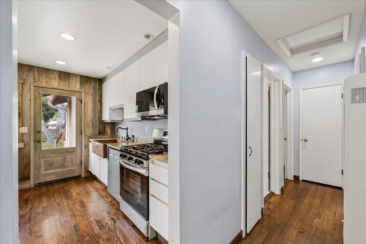 Detail Gallery Image 16 of 22 For 712 Sunset Dr, Pacific Grove,  CA 93950 - 3 Beds | 2 Baths