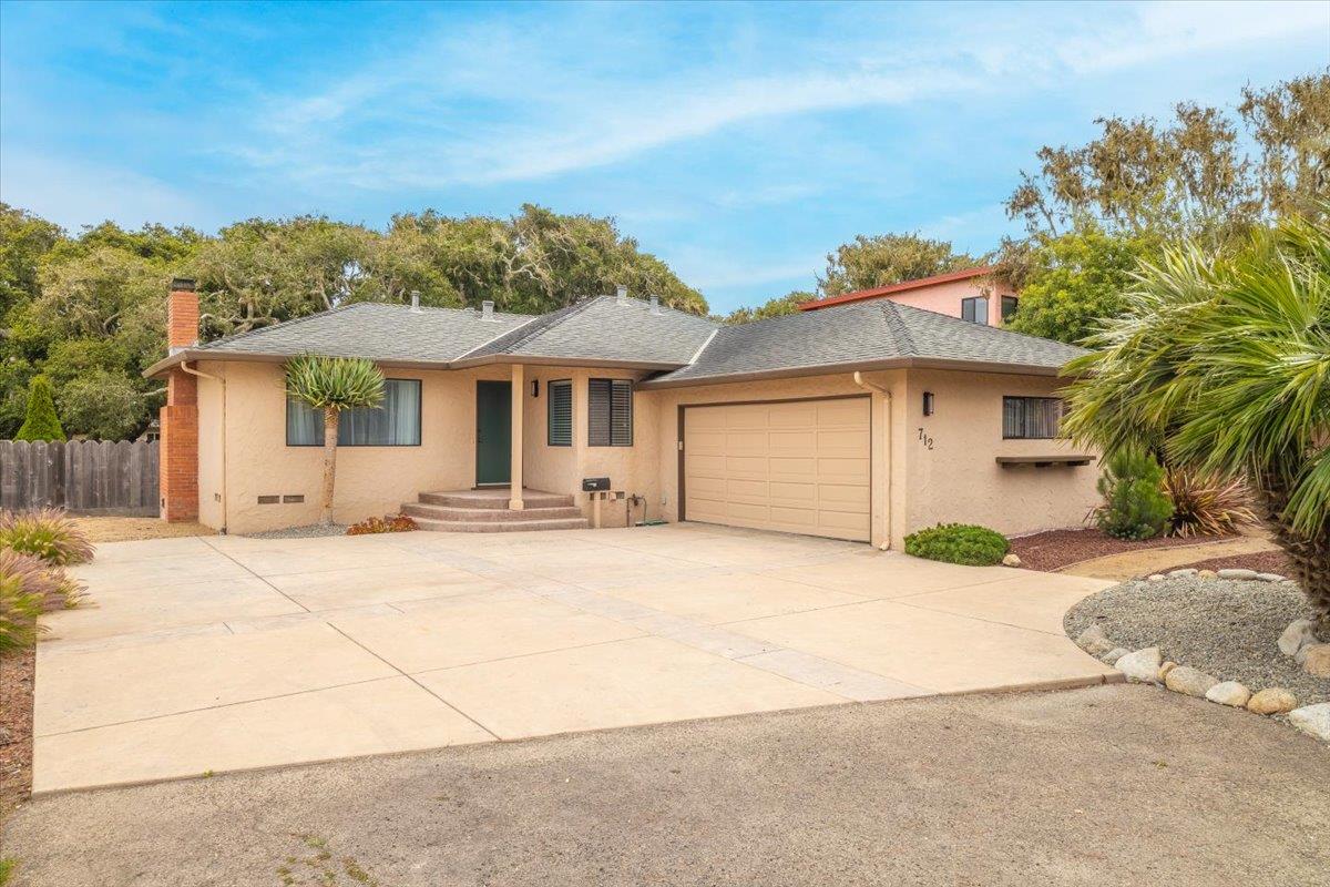 Detail Gallery Image 3 of 22 For 712 Sunset Dr, Pacific Grove,  CA 93950 - 3 Beds | 2 Baths