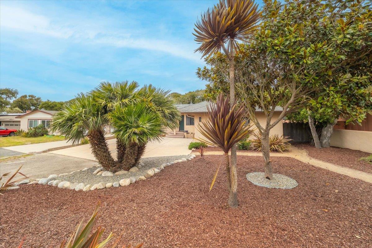 Detail Gallery Image 4 of 22 For 712 Sunset Dr, Pacific Grove,  CA 93950 - 3 Beds | 2 Baths