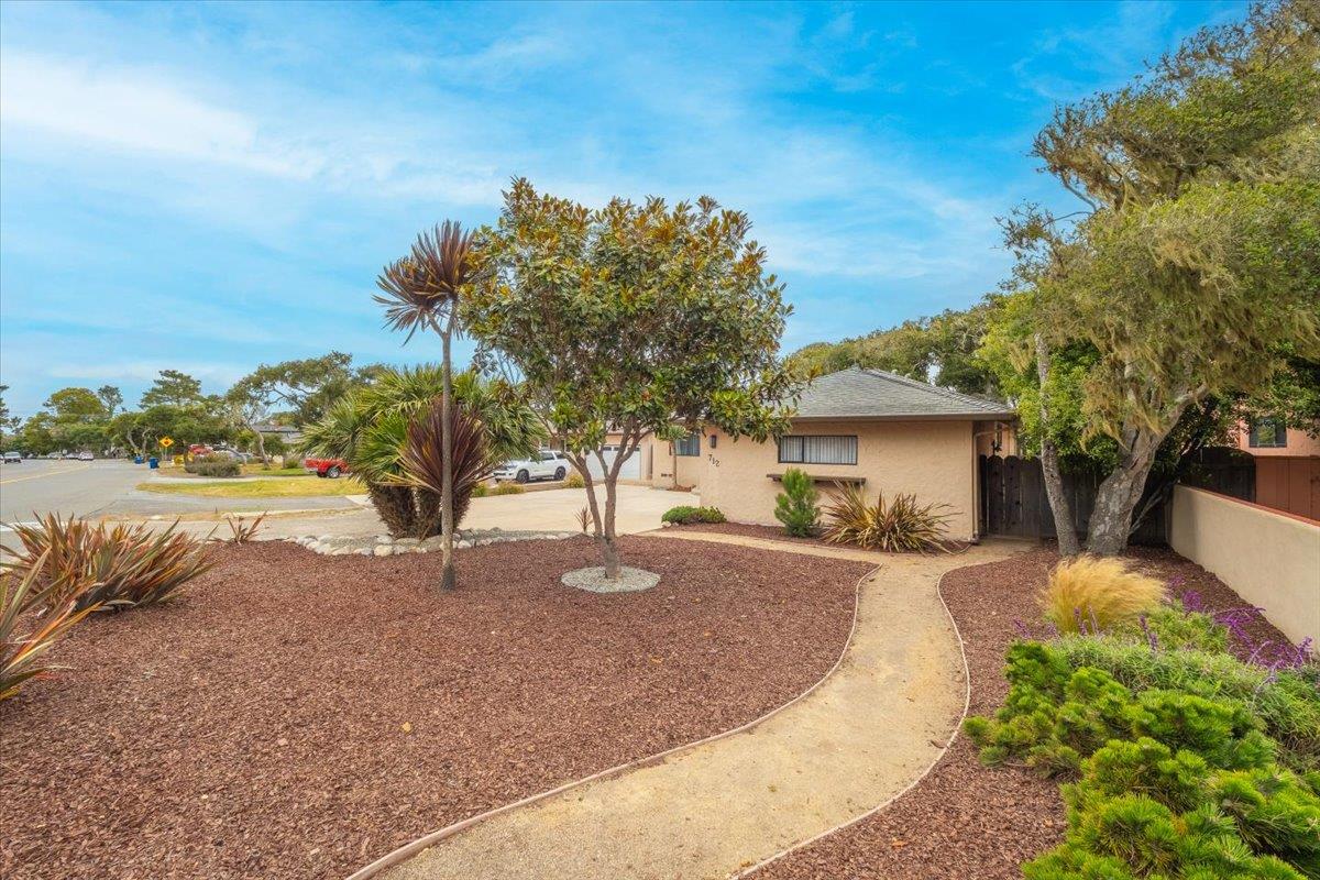 Detail Gallery Image 5 of 22 For 712 Sunset Dr, Pacific Grove,  CA 93950 - 3 Beds | 2 Baths
