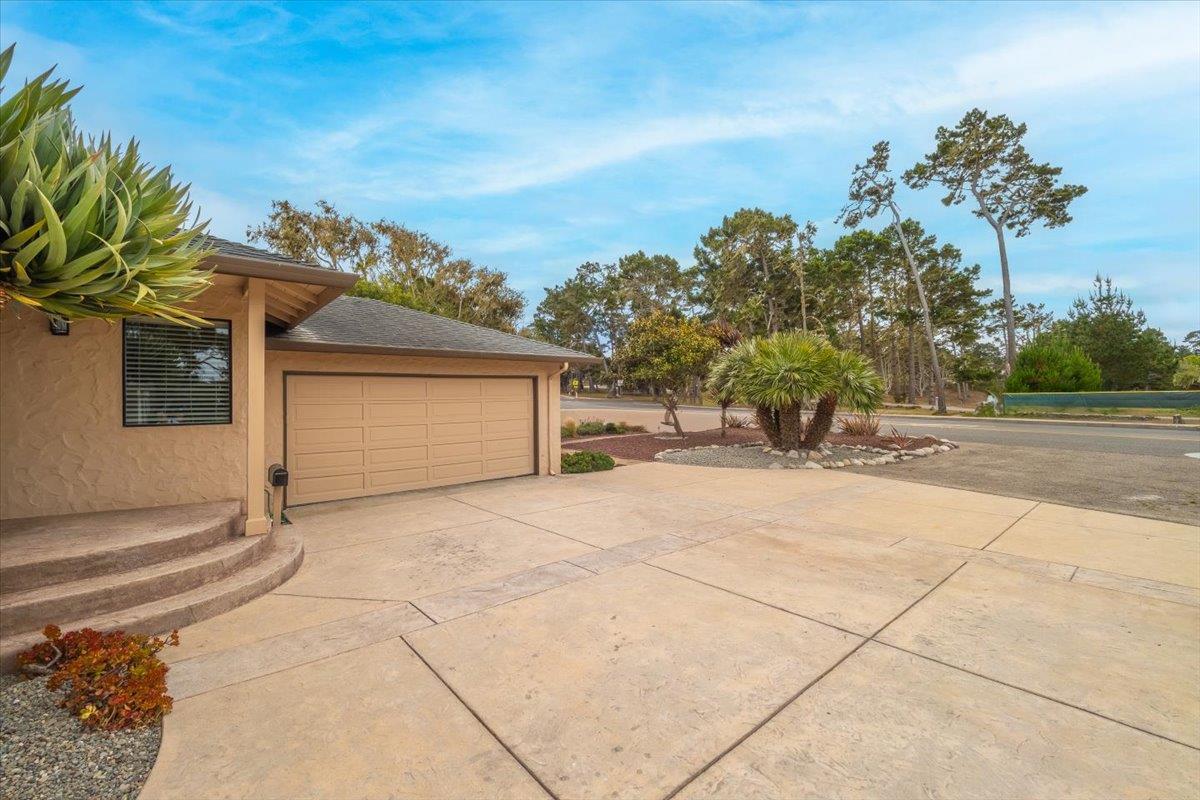 Detail Gallery Image 7 of 22 For 712 Sunset Dr, Pacific Grove,  CA 93950 - 3 Beds | 2 Baths