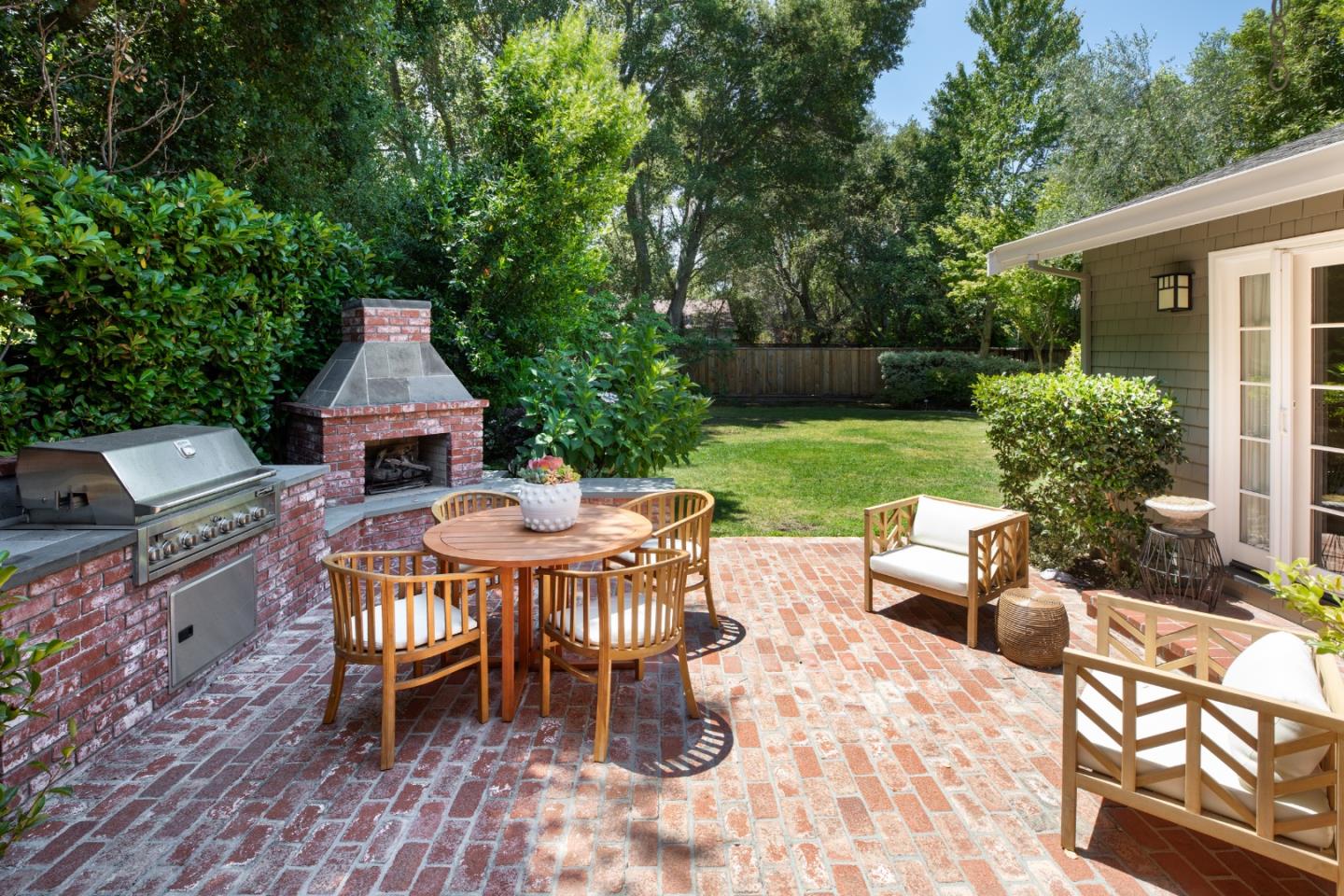 Detail Gallery Image 14 of 16 For 555 Hermosa Way, Menlo Park,  CA 94025 - 3 Beds | 2/1 Baths