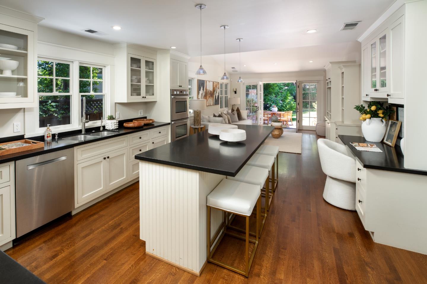Detail Gallery Image 6 of 16 For 555 Hermosa Way, Menlo Park,  CA 94025 - 3 Beds | 2/1 Baths