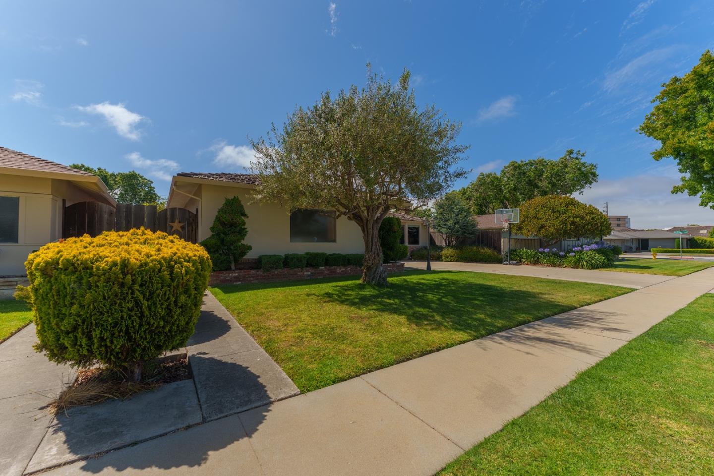 Detail Gallery Image 2 of 27 For 1152 Los Palos Dr, Salinas,  CA 93901 - 3 Beds | 2 Baths