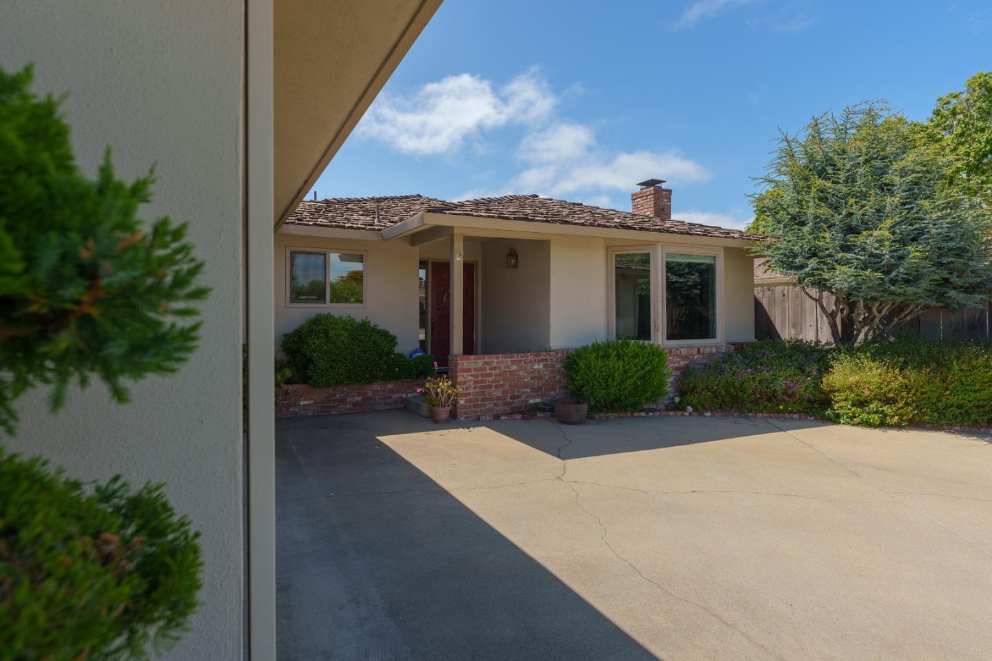 Detail Gallery Image 3 of 27 For 1152 Los Palos Dr, Salinas,  CA 93901 - 3 Beds | 2 Baths