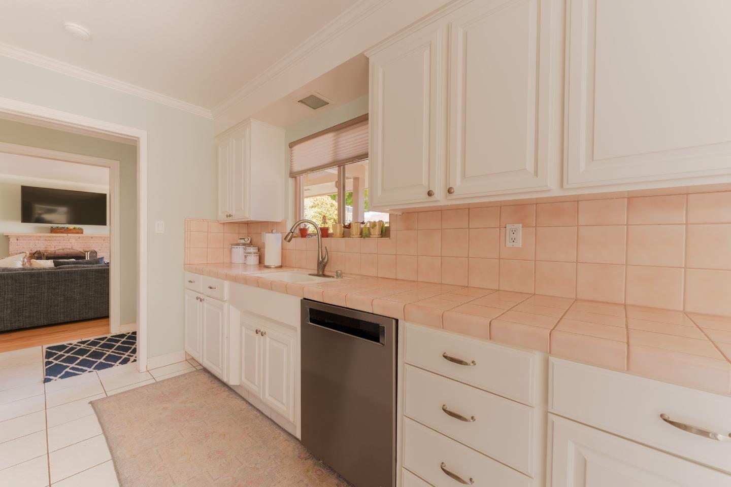 Detail Gallery Image 4 of 27 For 1152 Los Palos Dr, Salinas,  CA 93901 - 3 Beds | 2 Baths