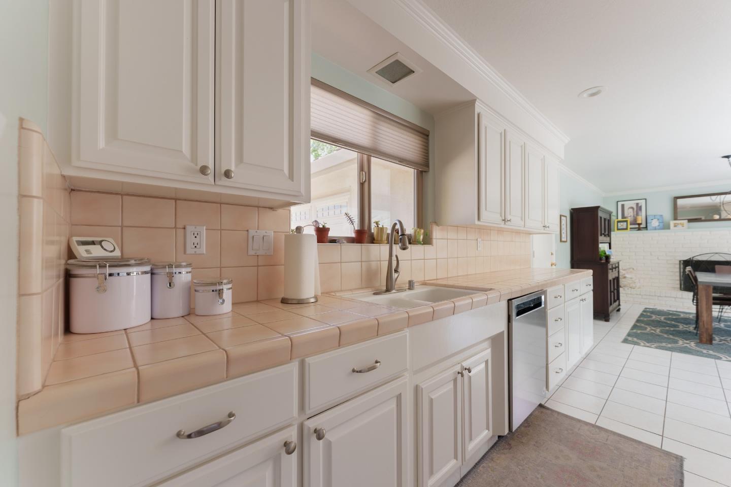 Detail Gallery Image 5 of 27 For 1152 Los Palos Dr, Salinas,  CA 93901 - 3 Beds | 2 Baths