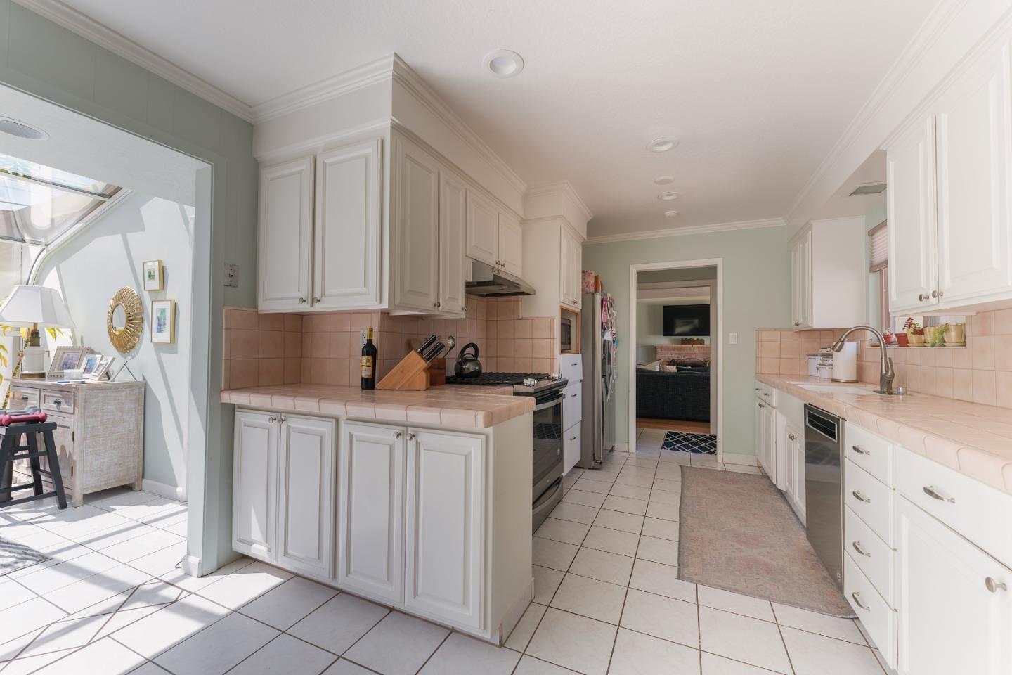 Detail Gallery Image 7 of 27 For 1152 Los Palos Dr, Salinas,  CA 93901 - 3 Beds | 2 Baths