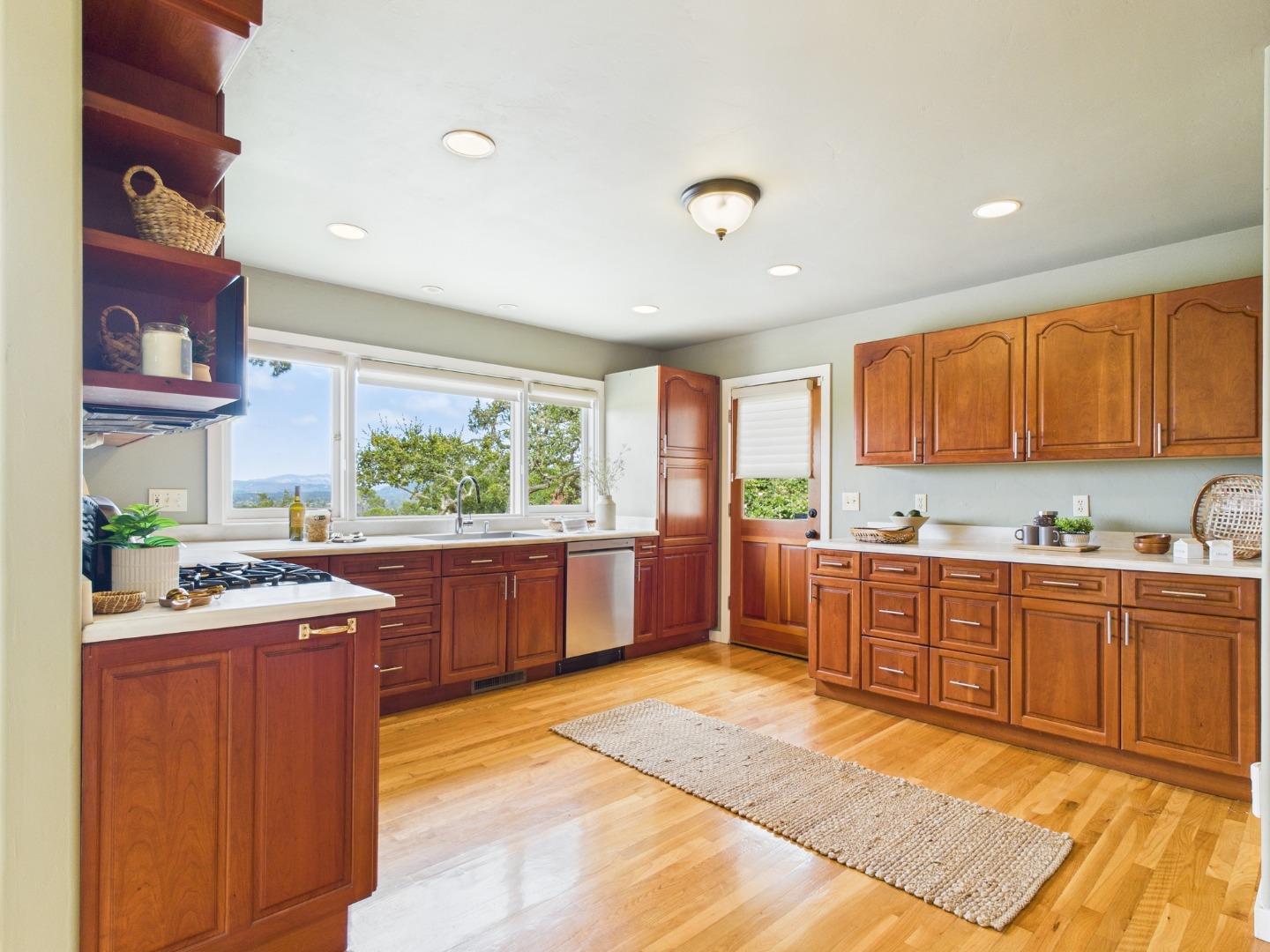 Detail Gallery Image 7 of 20 For 214 Soledad Pl, Monterey,  CA 93940 - 2 Beds | 2 Baths