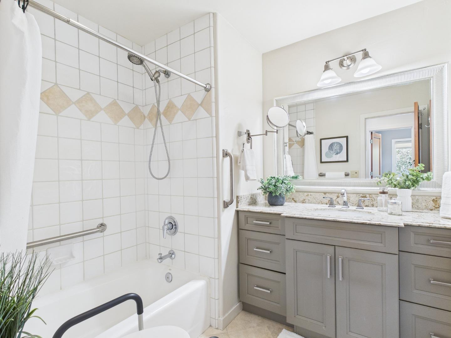 Detail Gallery Image 8 of 20 For 214 Soledad Pl, Monterey,  CA 93940 - 2 Beds | 2 Baths