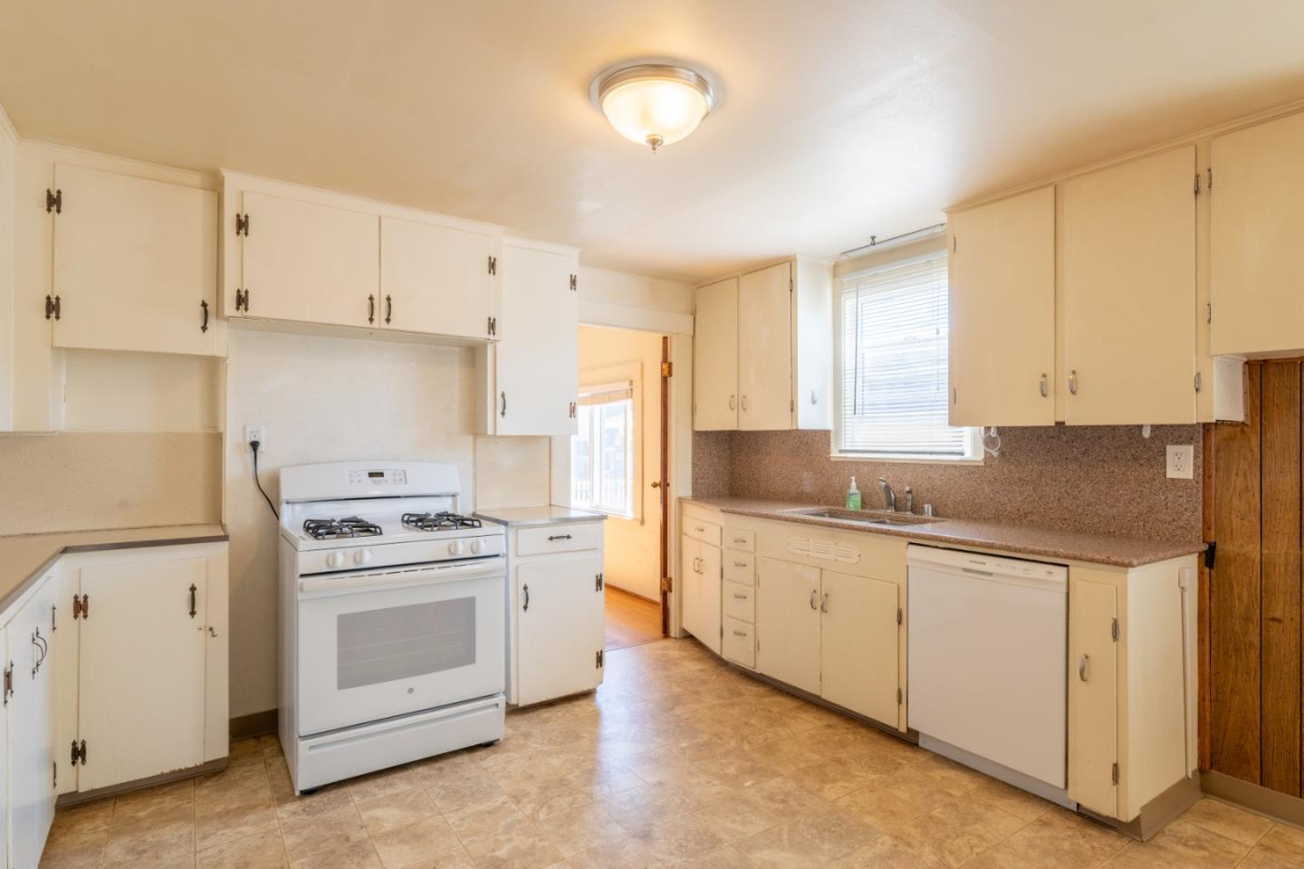 Detail Gallery Image 19 of 30 For 1261 Third St, Monterey,  CA 93940 - 3 Beds | 2 Baths