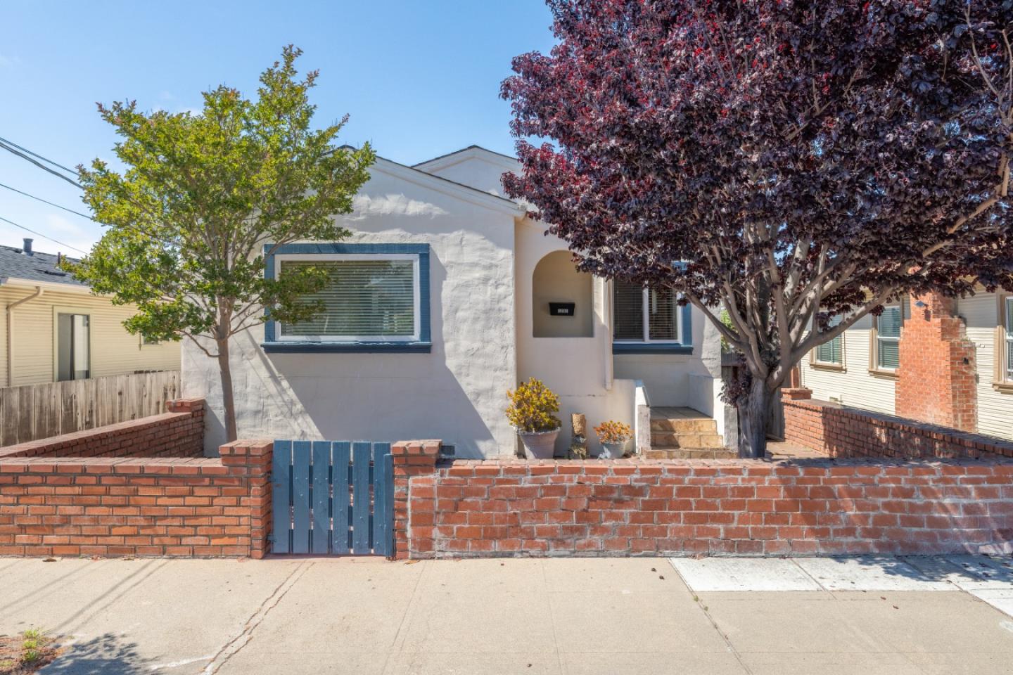 Detail Gallery Image 3 of 30 For 1261 Third St, Monterey,  CA 93940 - 3 Beds | 2 Baths