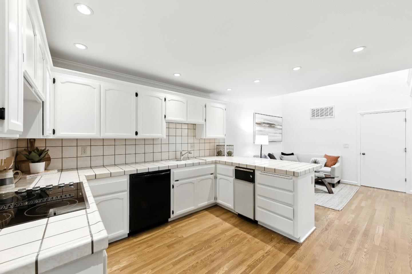 Detail Gallery Image 17 of 54 For 1102 Royal Ln, San Carlos,  CA 94070 - 4 Beds | 2/1 Baths