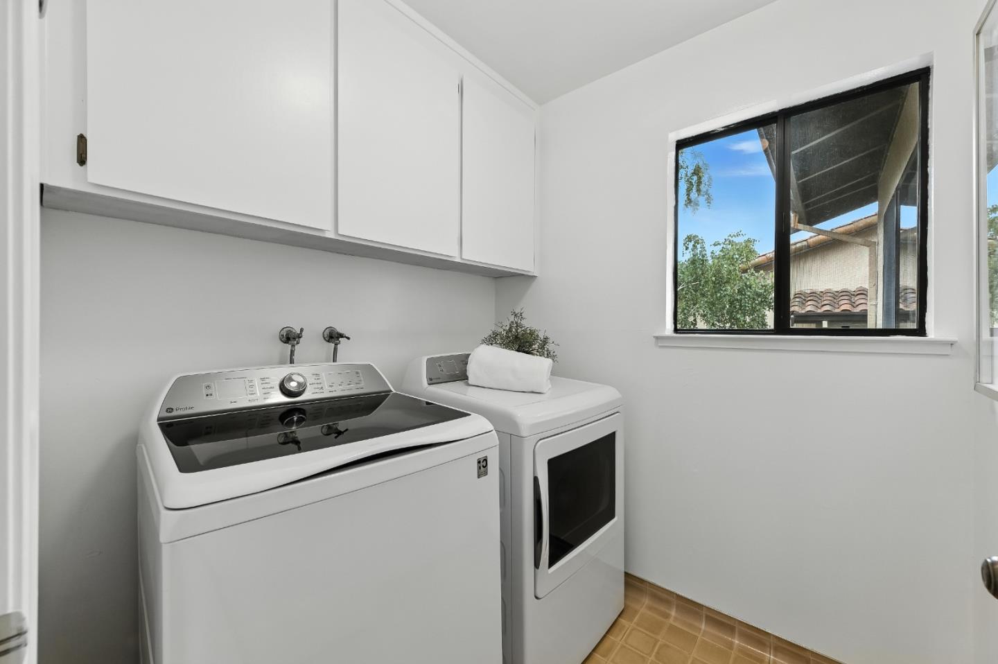 Detail Gallery Image 41 of 54 For 1102 Royal Ln, San Carlos,  CA 94070 - 4 Beds | 2/1 Baths