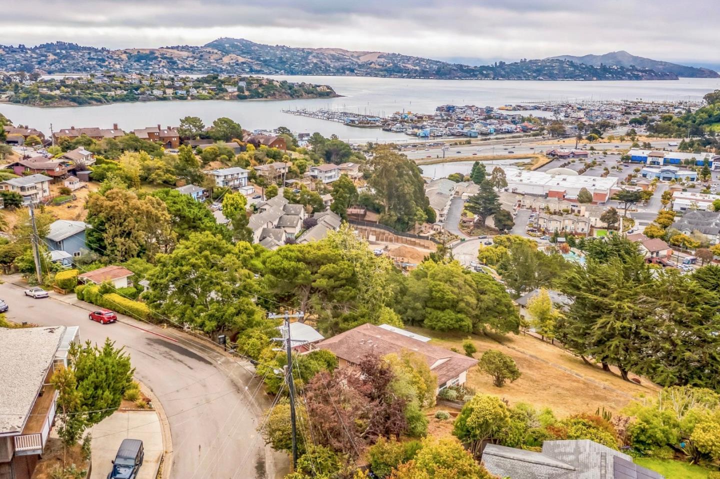 Detail Gallery Image 2 of 35 For 54 Buckelew, Sausalito,  CA 94965 - 4 Beds | 2 Baths